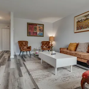 Chic Urban Escape In , Montréal Canada